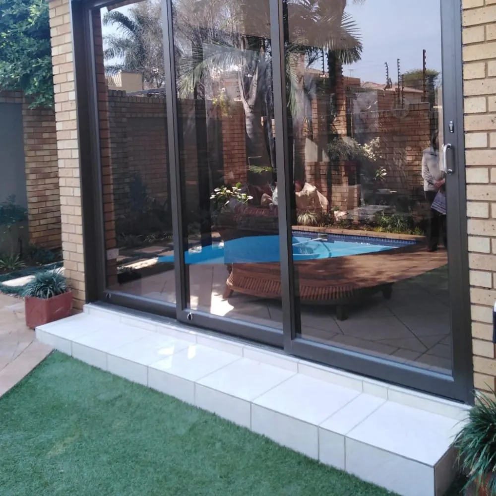 Sliding aluminium door onto a pool patio